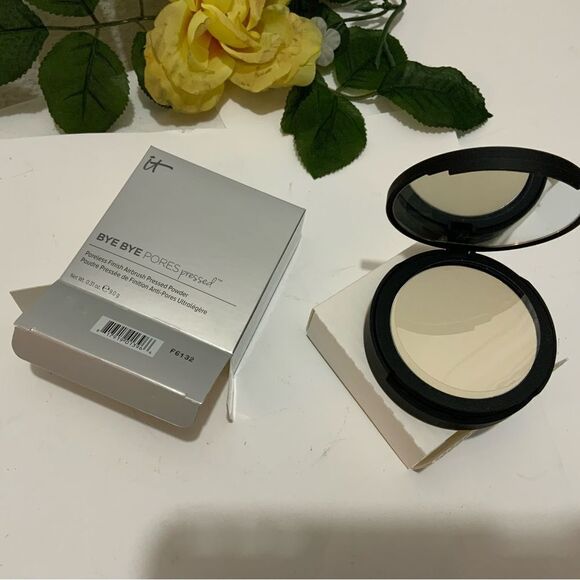 NEW.  It Cosmetics,  Bye Bye Pores Pressed Powder.  Translucent - Picture 2 of 4